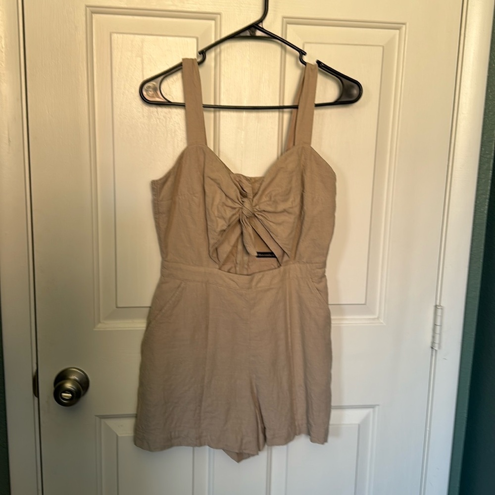4 Abercrombie & Fitch neutral romper with tie front and pockets